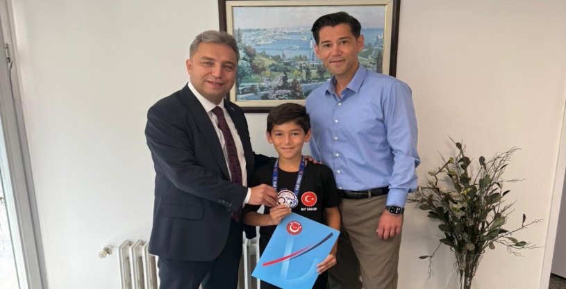 SENDİKAMIZ ÜYEMİZİN EVLADINI ÖDÜLLENDİRDİ