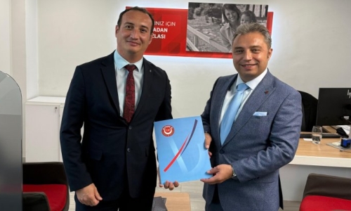 EVREN, ÜYEMİZİN EVLADININ ÖDÜLÜNÜ TAKDİM ETTİ
